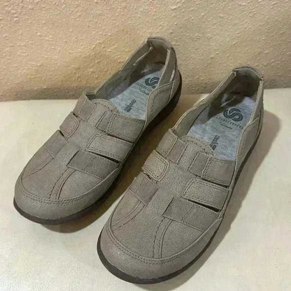 SOLD. SOLD. Clarks cloud steppers slip on. Size 7 1/2 narrow. - Picture 1 of 6